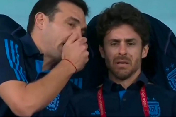 Trợ lý HLV Argentina biểu hiện ngỡ ngạc khi chứng kiến siêu phẩm của Messi 