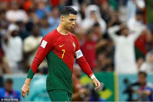 Ronaldo tiếp tục có hành động thiếu chuẩn mực