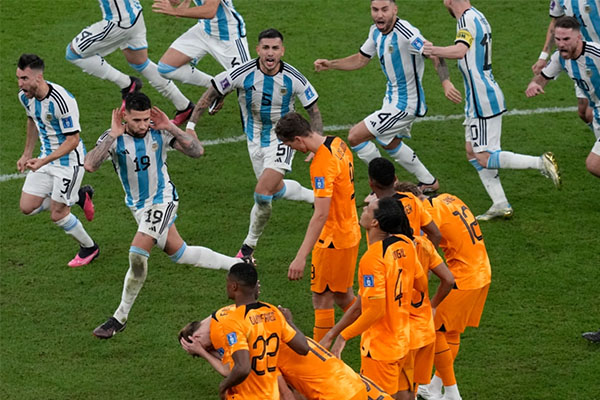 Otamendi trêu đùa cầu thủ Hà Lan khi Argentina thắng Penalty