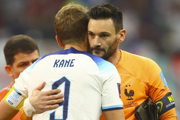 Hugo Lloris tiết lộ đoạn hội thoại với Harry Kane sau cú penalty hỏng