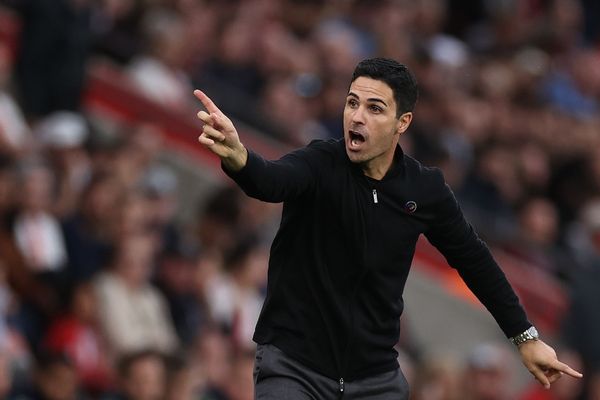 Mikel Arteta “sấy tóc” học trò trước khi trở lại đường đua NHA