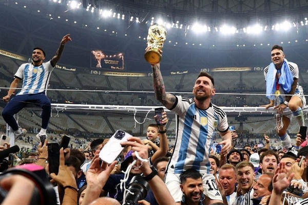 Messi cầm cup giả World Cup trong tấm ảnh huyền thoại