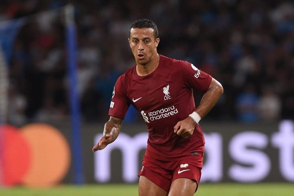 Thiago Alcantara lại “báo” Liverpool