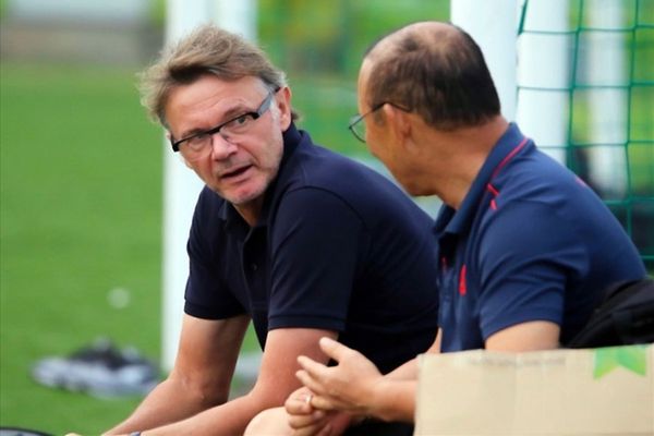 Troussier trở thành HLV trưởng ĐT Việt Nam, mang theo dàn trợ lý khủng