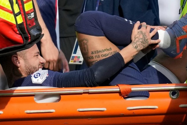 Neymar chấn thương, tam tấu của PSG gặp khó trước Bayern Munich