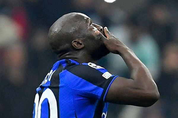 Lukaku giúp Inter giành được lợi thế trong trận lượt về  