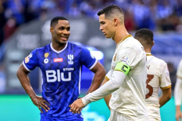 Ronaldo bực bội nắm lấy đáy quần khi người hâm mộ Al Hilal hô vang tên Messi