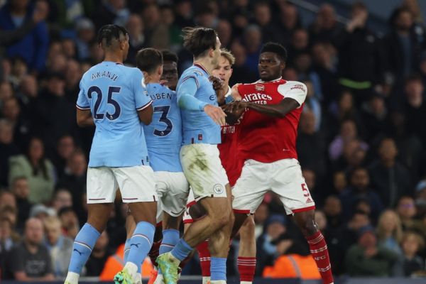VAR tiếp tục bị chỉ trích sau trận đấu giữa Man City vs Arsenal