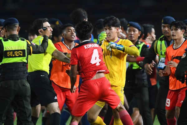 Thủ môn U22 Thái Lan đấm vào mặt cầu thủ Indonesia nhưng vẫn 'chày cối'