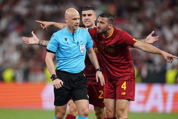 Trọng tài Anthony Taylor và gia đình liên tục bị fan Roma tấn công