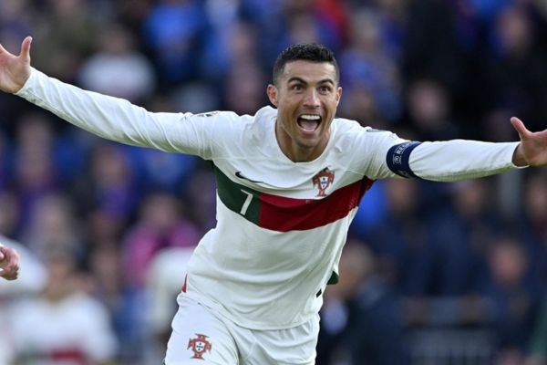 Ronaldo ghi bàn trong ngày lập kỷ lục ở ĐTQG