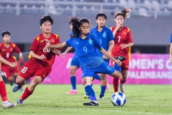 Thua toàn diện, tuyển U19 nữ Việt Nam nhìn U19 nữ Thái Lan nâng cúp