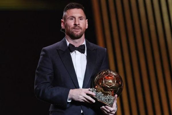 Messi đoạt Quả Bóng Vàng thứ 8 trong sự nghiệp 