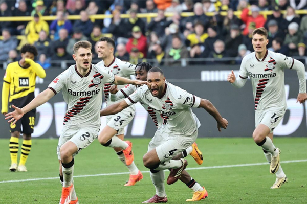 Leverkusen bảo vệ thành công chuỗi trận bất bại sau khi cầm hòa Dortmund ở phút bù giờ