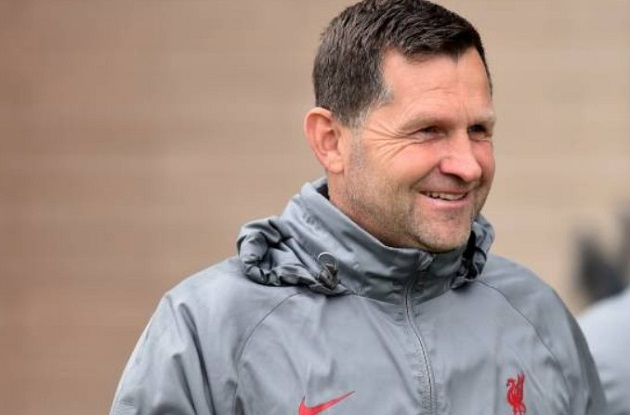 Huấn luyện viên thủ môn John Achterberg sẽ rời Liverpool vào cuối mùa giải