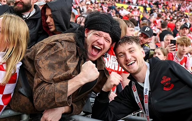 Aaron Ramsdale Trở Thành Hagrid Trên Khán Đài Wembley Và Trở Thành Tâm Điểm Chú Ý