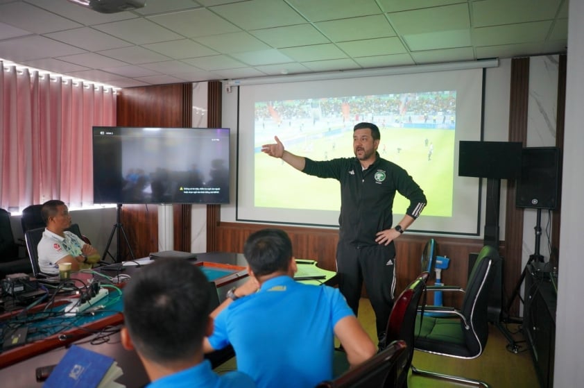 Trọng tài Việt Nam nhận lời khen về kiến thức bóng đá từ giảng viên FIFA