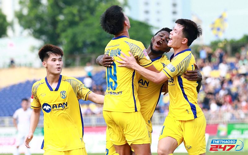 Đại chiến trụ hạng căng thẳng: Quảng Nam quyết đấu SLNA để tránh play-off