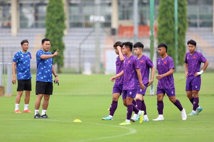U19 Việt Nam tập trung chuẩn bị cho VCK U19 Đông Nam Á 2024 với sự góp mặt của tuyển thủ Việt kiều