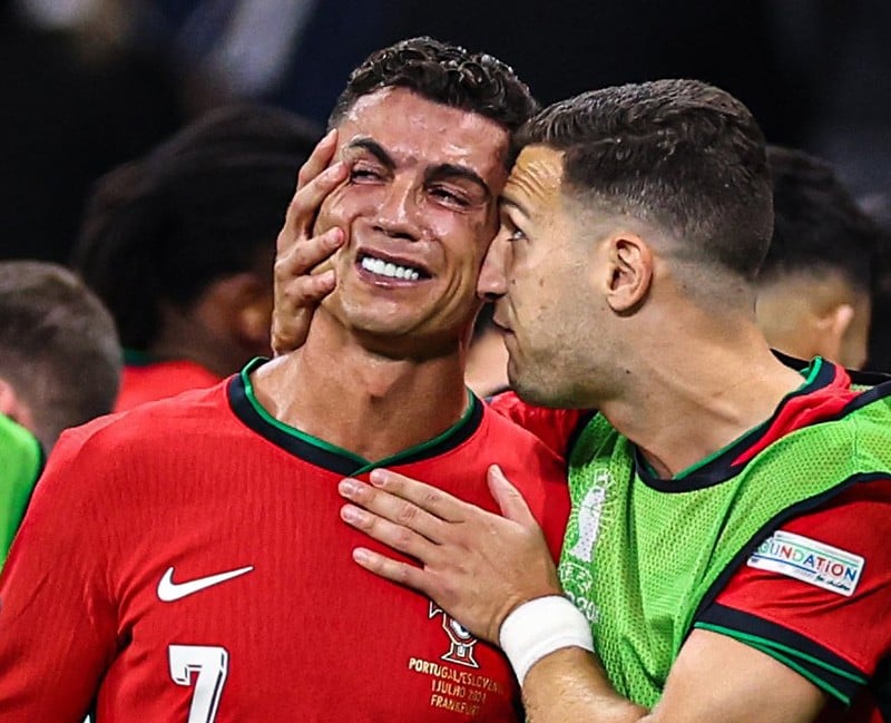 Cảm xúc bùng nổ của Ronaldo khi sút hỏng penalty vào lưới Slovenia