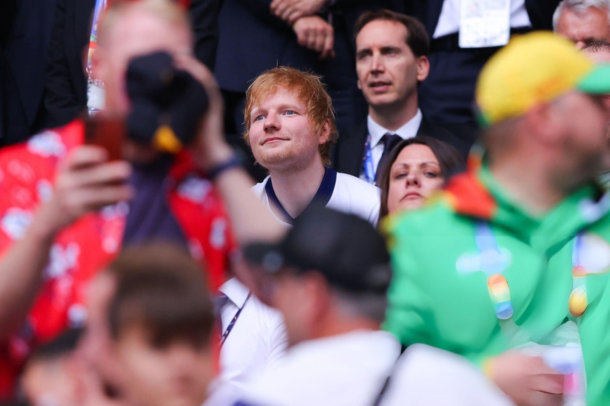 Ed Sheeran khuấy động Đoàn quân Ba Sư bằng buổi tiệc âm nhạc bất ngờ