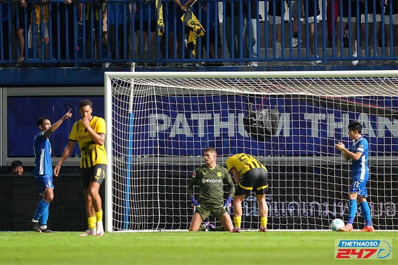 Dortmund bất ngờ hứng chịu thất bại thảm hại 0-4 trước đội bóng Thái Lan