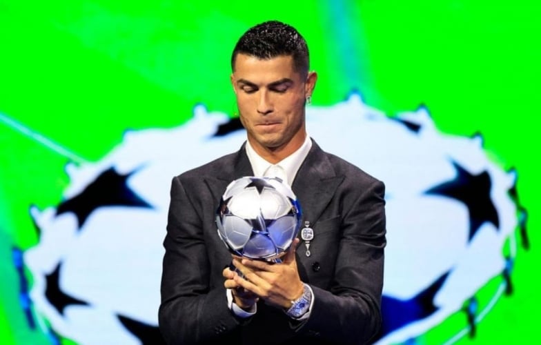 Cristiano Ronaldo vinh danh tại Lễ bốc thăm vòng bảng Champions League với giải thưởng đặc biệt