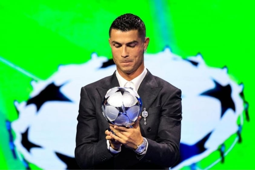 Cristiano Ronaldo vinh danh tại Lễ bốc thăm vòng bảng Champions League với giải thưởng đặc biệt