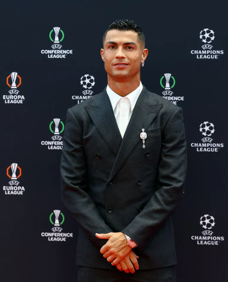 Ngắm Bộ Trang Sức Kim Cương Trị Giá 6 Triệu Bảng Anh Của Cristiano Ronaldo Tại Lễ Bốc Thăm Chia Bảng Champions League