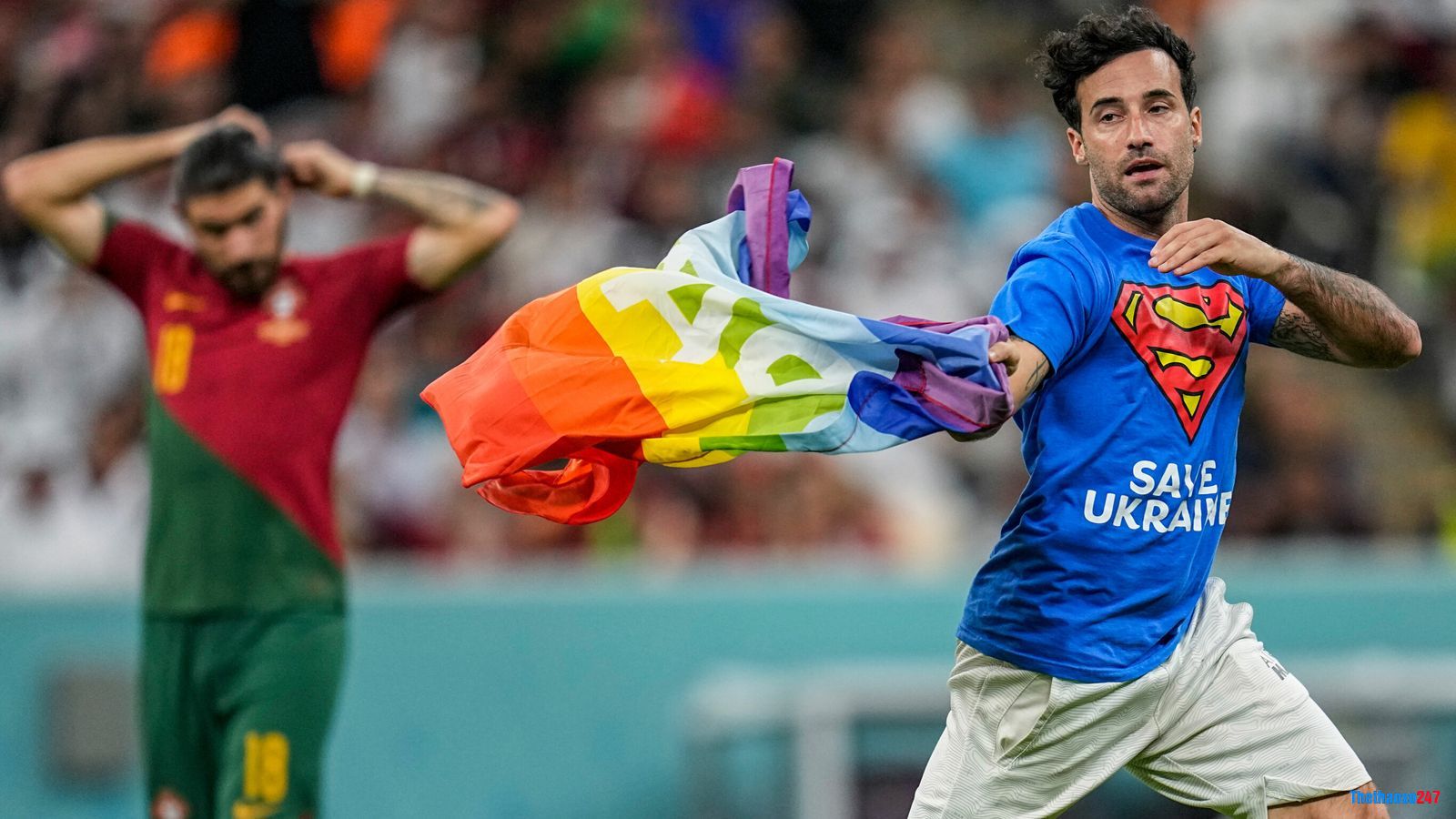Lá cờ LGBTQ tung bay trong trận đấu giữa Bồ Đào Nha vs Uruguay
