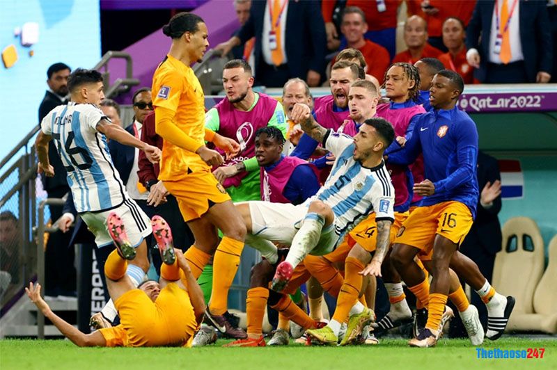 Otamendi trêu đùa cầu thủ Hà Lan khi Argentina thắng Penalty - Ảnh 4