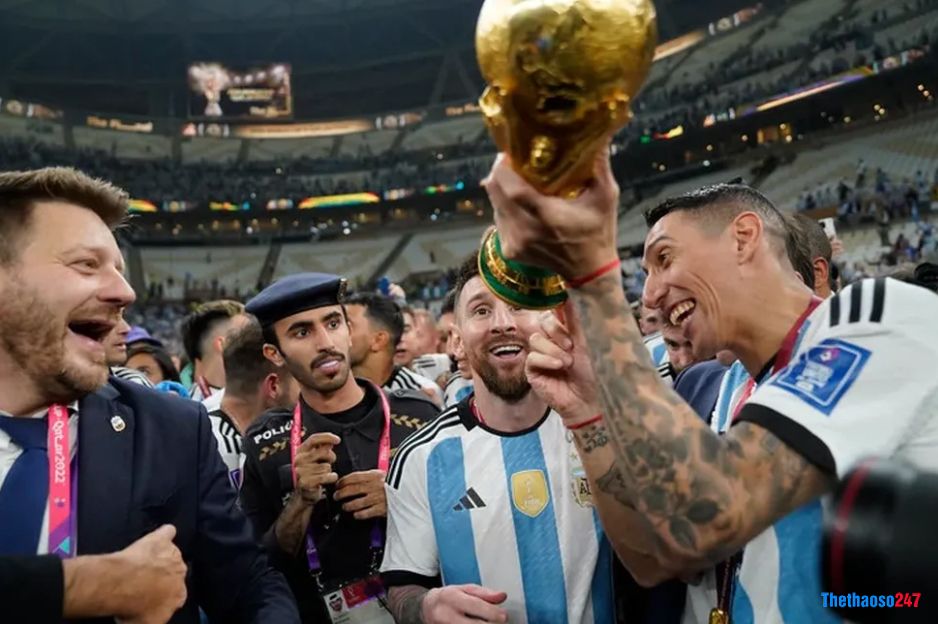 Messi cũng nhận ra chiếc cúp mình cầm là giả 
