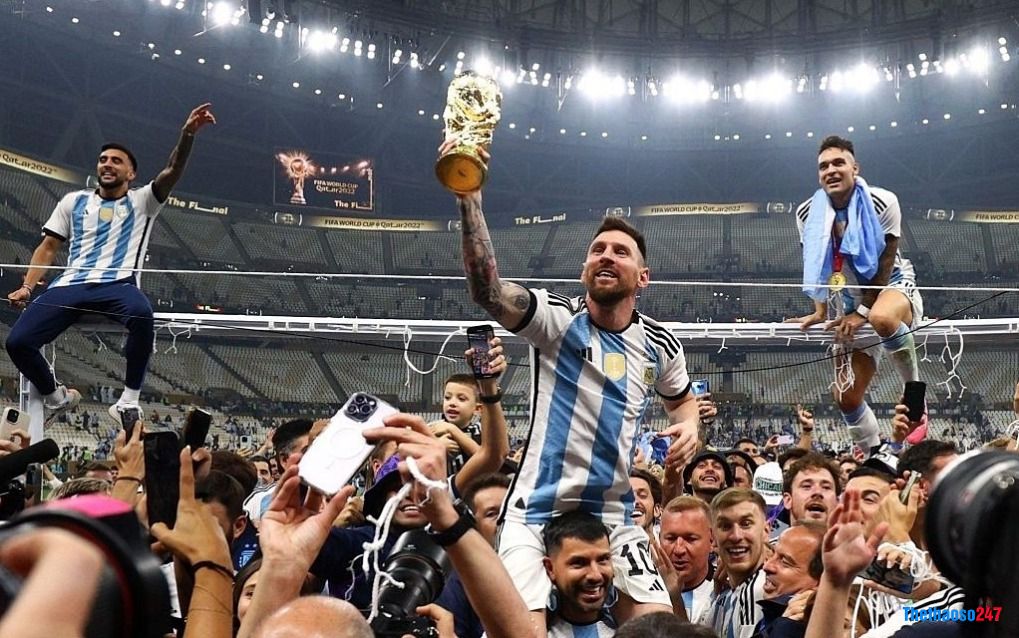 Messi cầm cup giả World Cup trong tấm ảnh huyền thoại