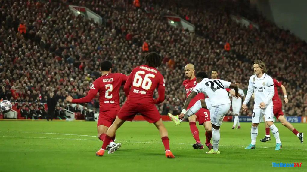 Vinicius trở thành cầu thủ trẻ thứ hai lập cú đúp vào lưới Liverpool 