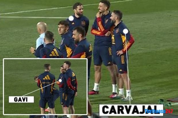Các cầu thủ Real Madrid, Barcelona chia bè trên đội tuyển quốc gia
