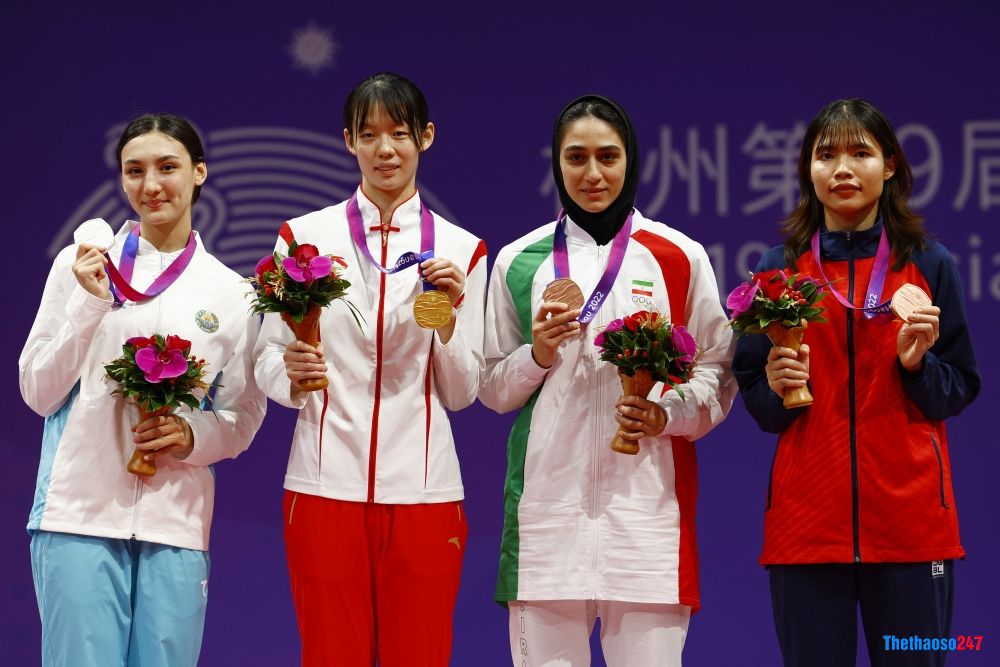 Bạc Thị Khiêm (phải) giành HCĐ cho Taekwondo Việt Nam
