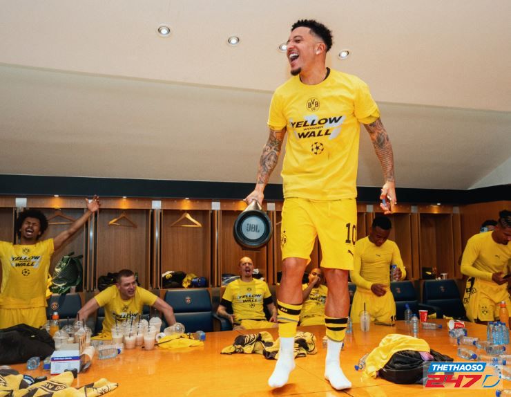 Các cầu thủ Dortmund ăn mừng trong phòng thay đồ