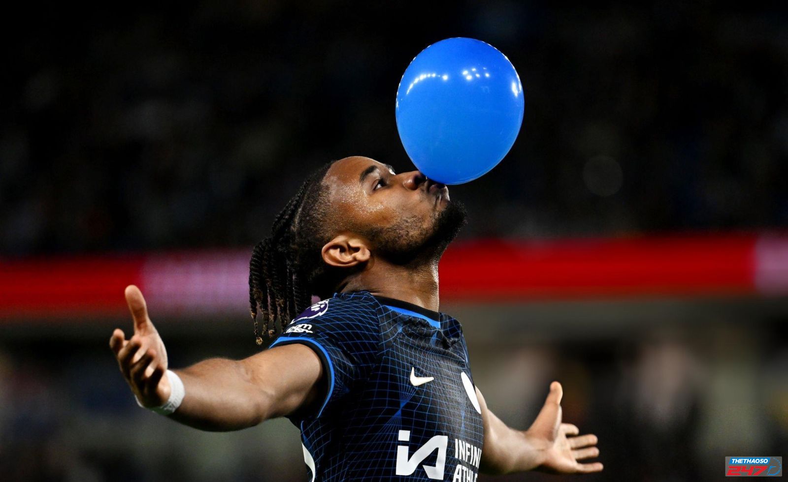 Nkunku lần đầu ăn mừng thổi bóng bay trong màu áo Chelsea