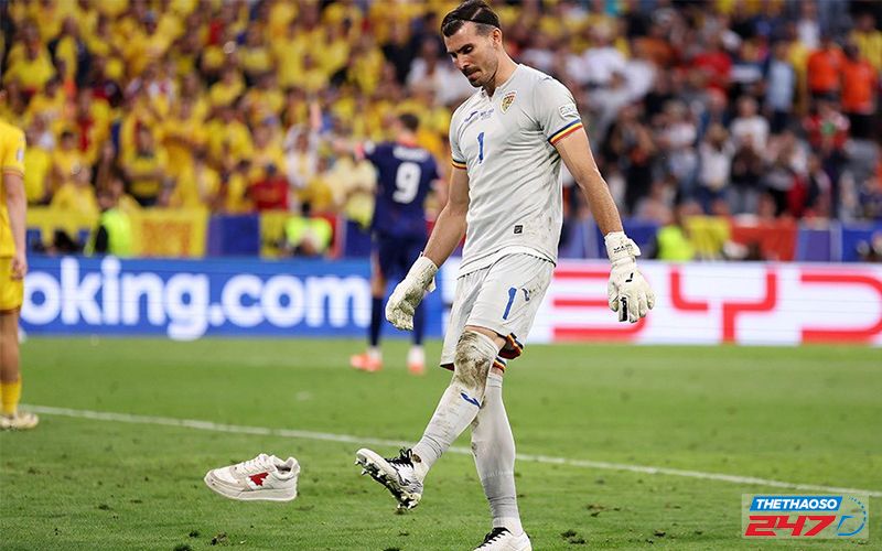 Thủ môn Florin Nita của Romania trút giận lên chiếc giày sau khi thủng lưới