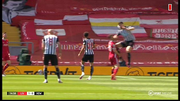 Jota bị cầu thủ Newcastle đánh thô bạo, CĐV Liverpool công kích trọng tài