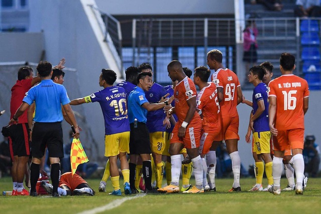 Trọng tài V.League bị treo còi do không phạt thẻ đỏ Việt Anh, Văn Quyết