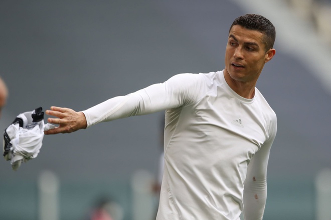 Tức giận vì bỏ nhiều cơ hội ngon ăn, Ronaldo ném áo sau trận đấu?