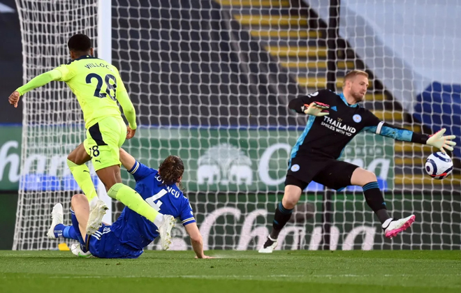 Leicester 2-4 Newcastle: Ác mộng năm ngoái lại hiện về