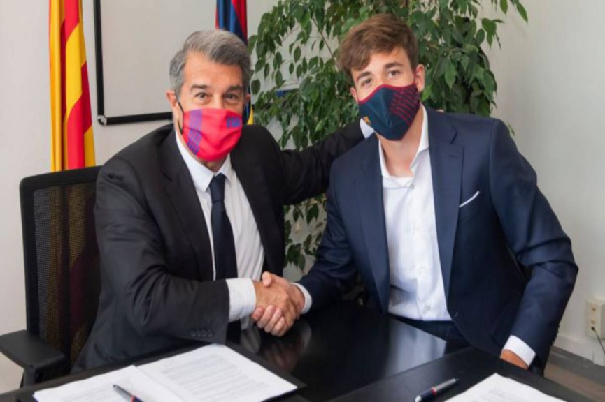  Barca ký hợp đồng với mức phí giải phóng khó tin với Busquets 2.0