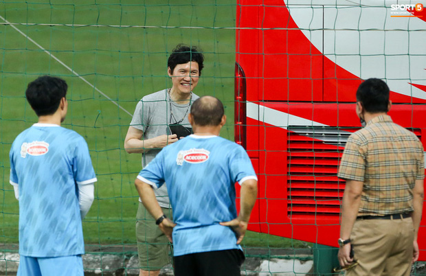 HLV Hà Nội FC tới buổi tập của tuyển Việt Nam, thầy Park đưa đi gặp lãnh đạo VFF    
