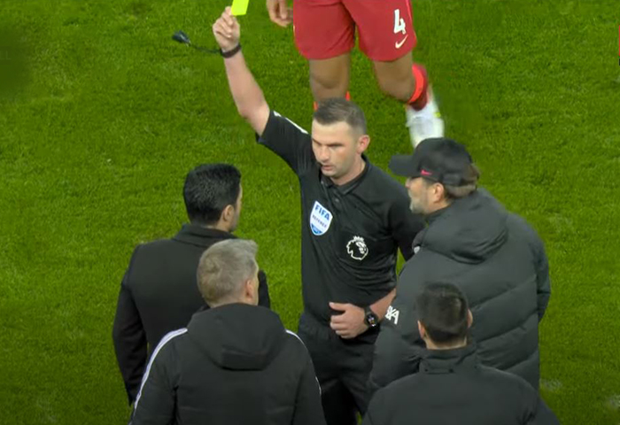 Michael Oliver rút thẻ vàng cho 2 HLV