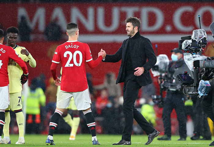 Carrick rời MU