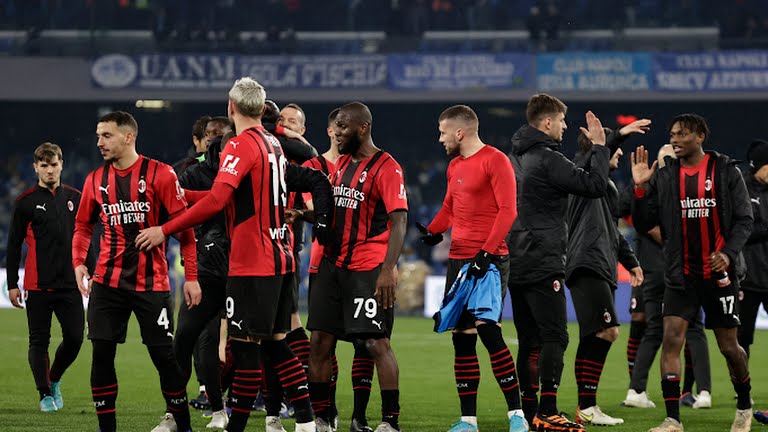AC Milan có được chiến thắng quan trọng để vươn lên vị trí đầu bảng Serie A 