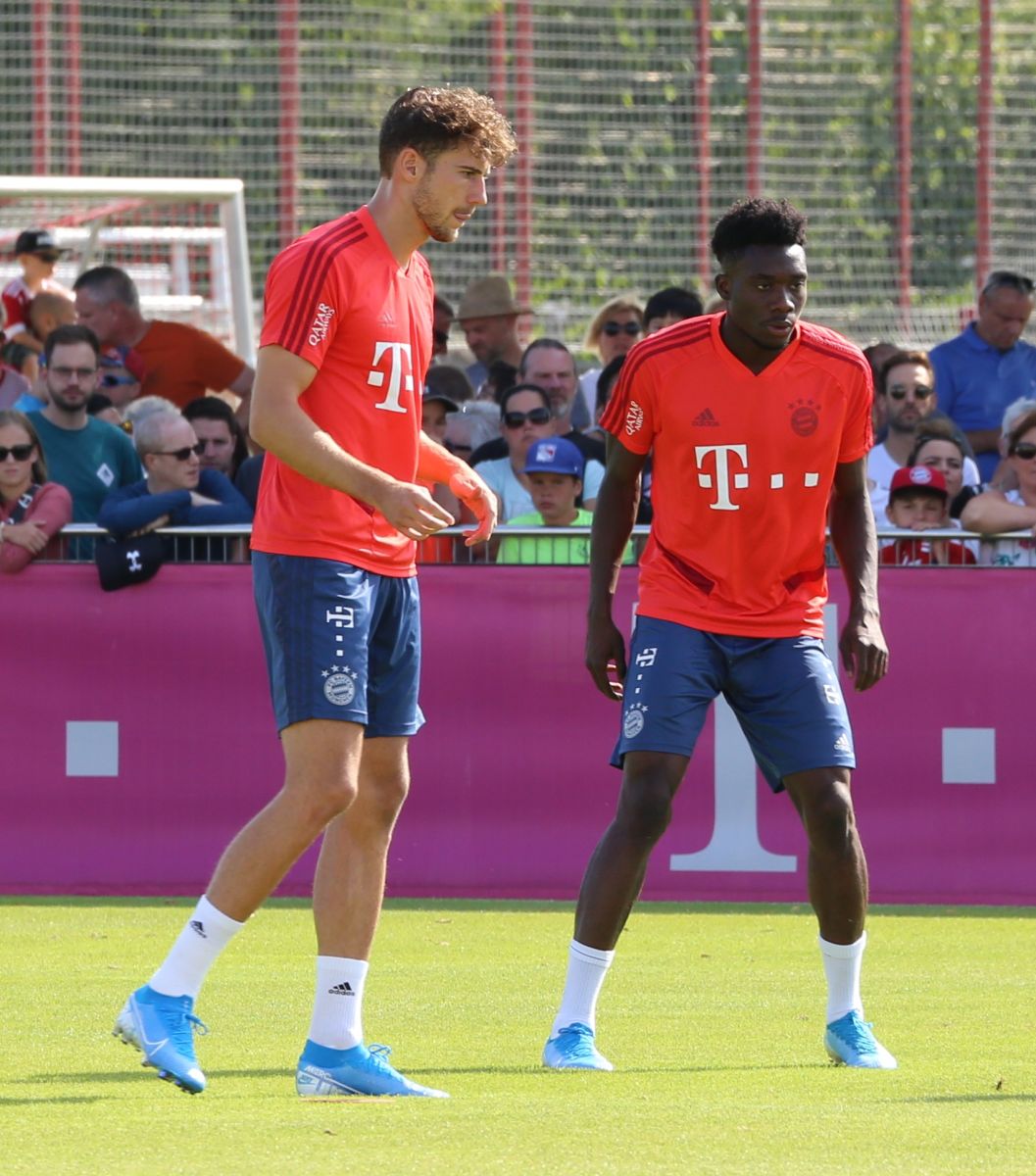 Alphonso Davies vs Goretzka đang phải nghỉ thi đấu vì chấn thương