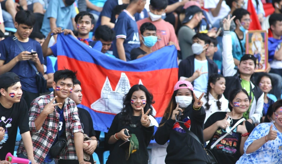 Các CĐV U23 Campuchia thể hiện sự hạnh phúc trên các khán đài 